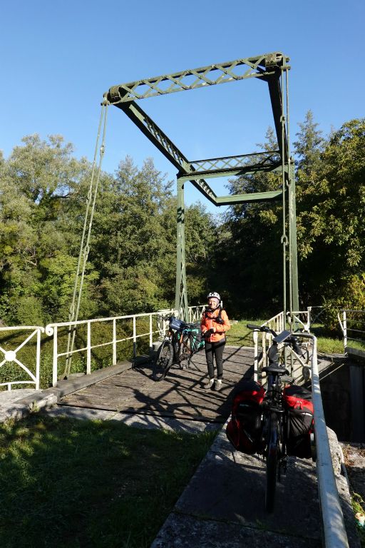 Pont levis au niveau d'une écluse